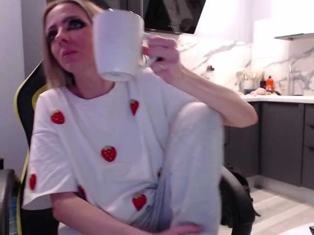 Freechat blondalina on BongaCams