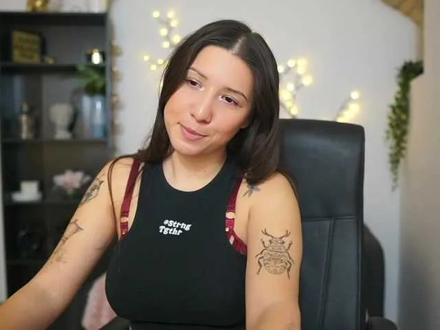 Caylinn18 from BongaCams