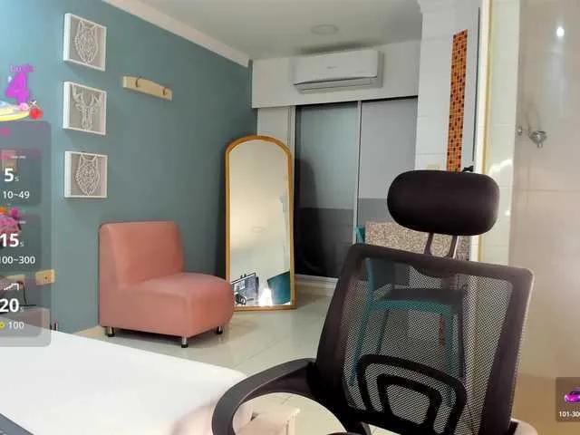 Explore Charlotte-xoxo, she wants to masturbate for you Charlotte-xoxo from BongaCams