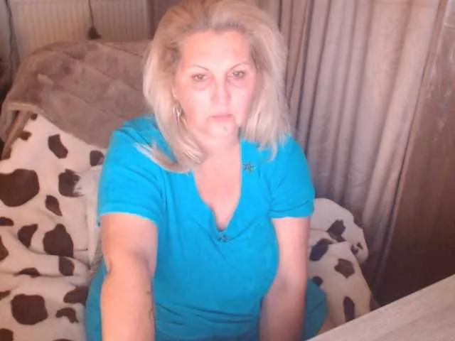 DivineBlond from BongaCams