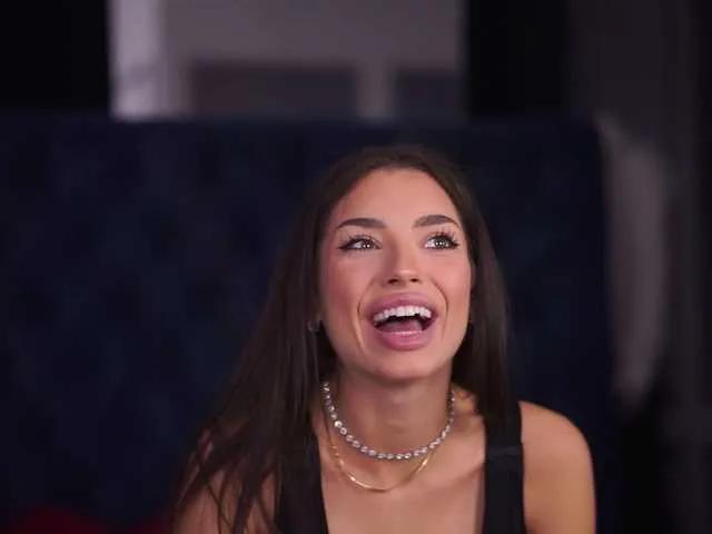 Discover LalaRoze, she wants to masturbate for you LalaRoze from BongaCams