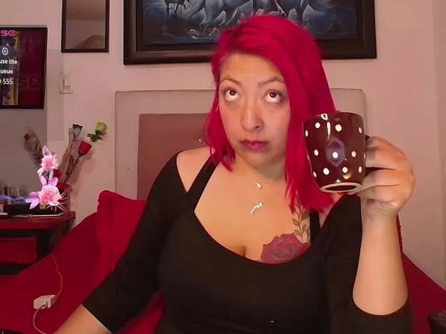 Freechat queensquirtluna on BongaCams