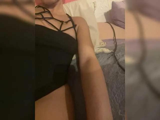 Robineee13 from BongaCams