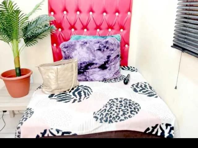 Join hot escort Strawberrylips strawberrylips from BongaCams