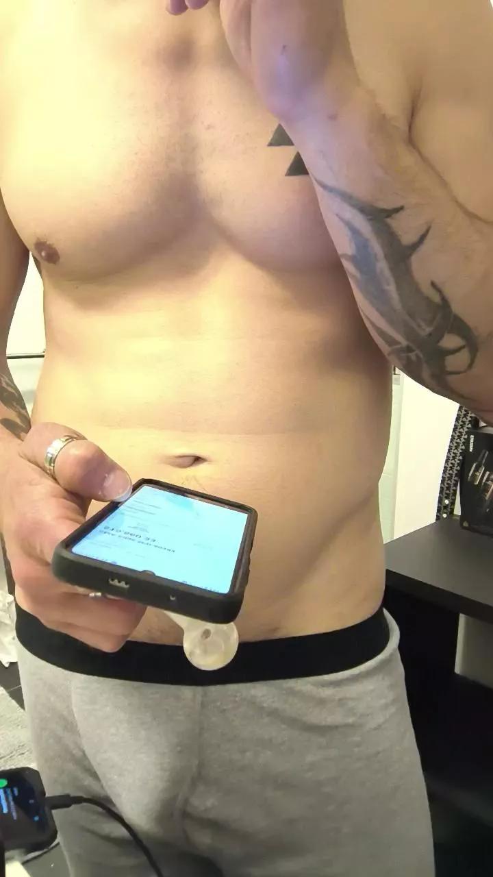 Adamd925 on Cam4 