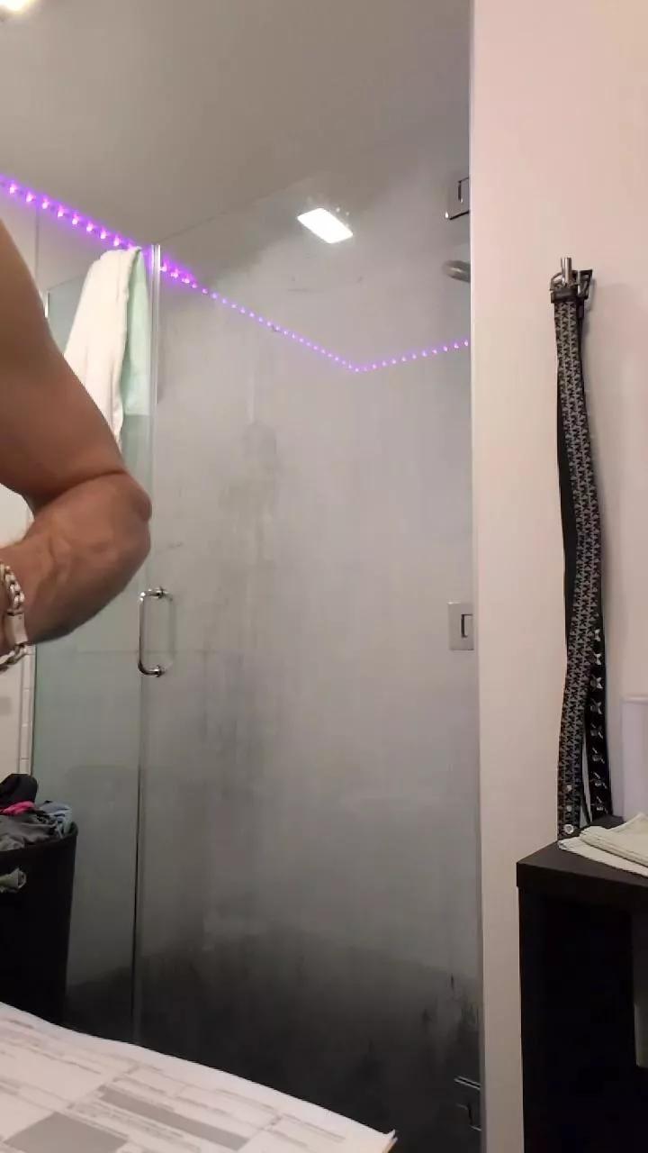 Adamd925 on Cam4 