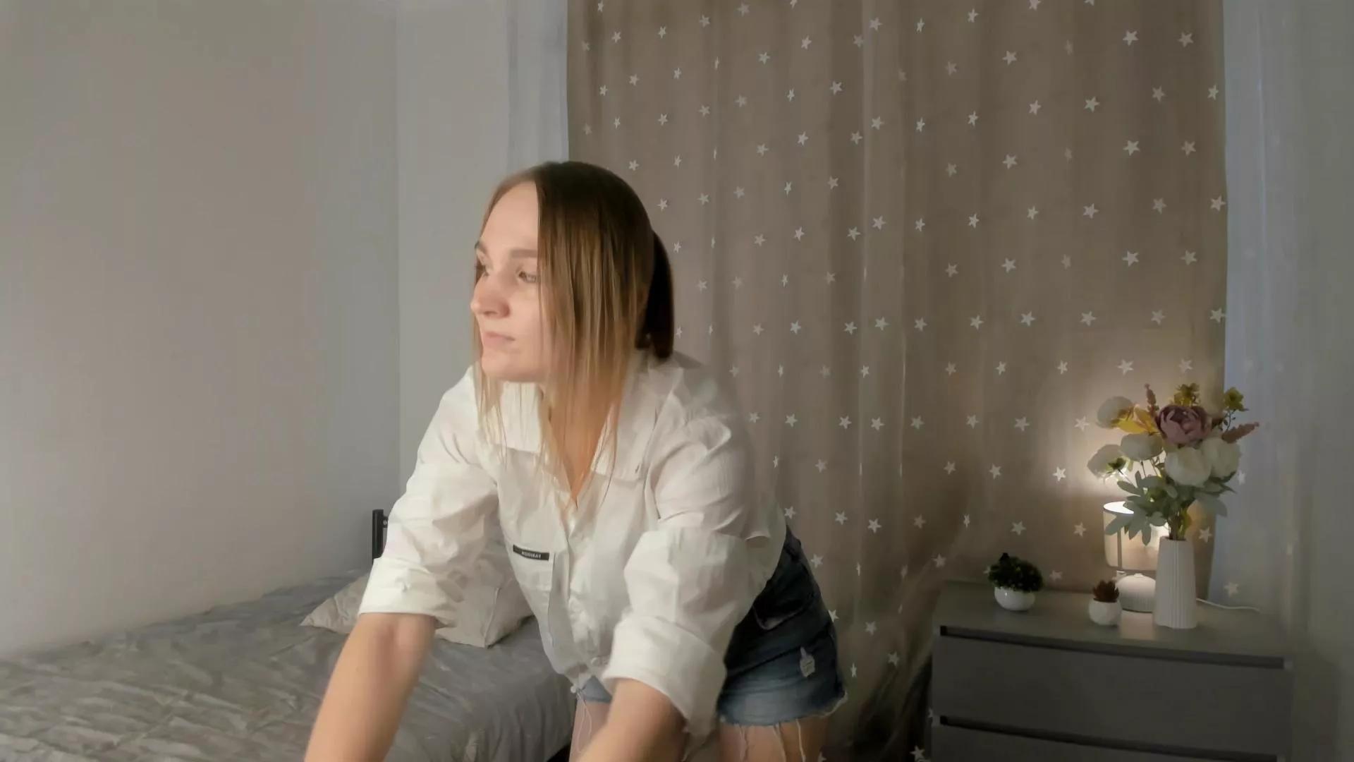 AdelaideCzubia on Cam4 