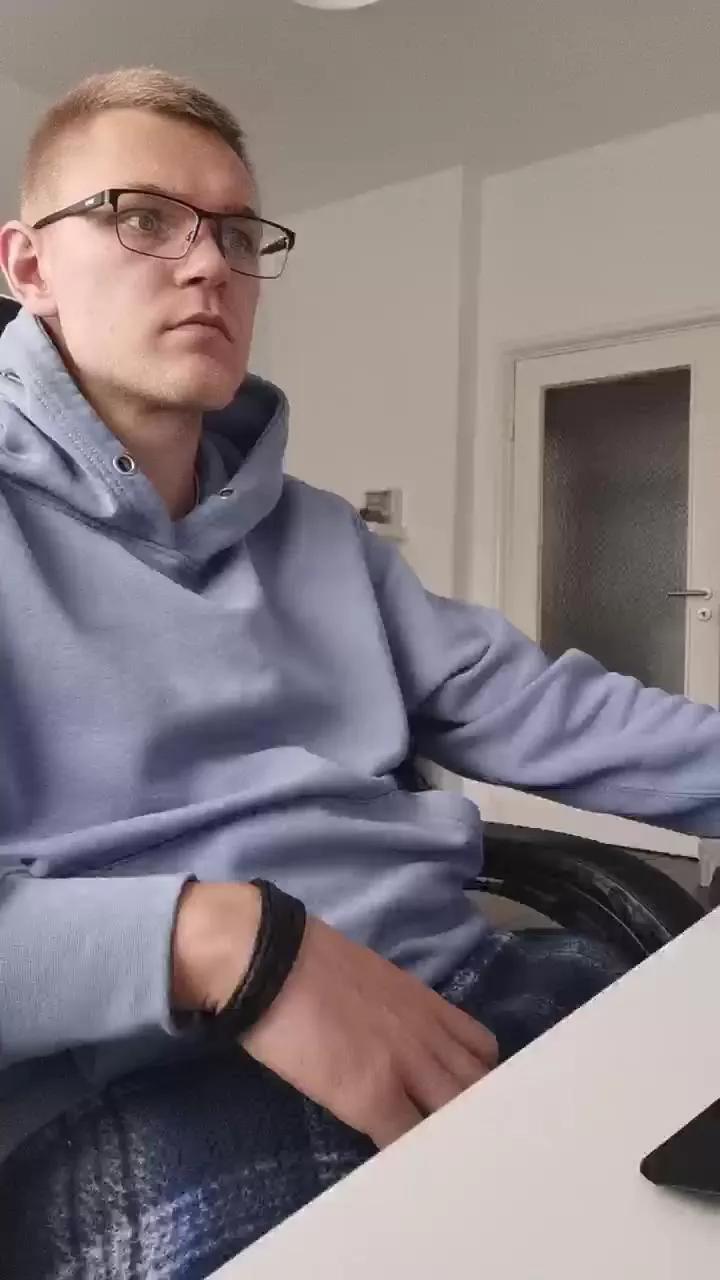 Aleex325 on Cam4 