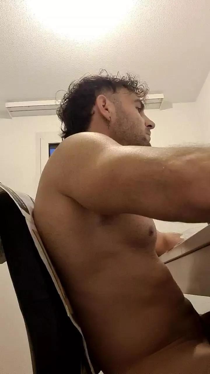 ALPHA_HUNK on Cam4 