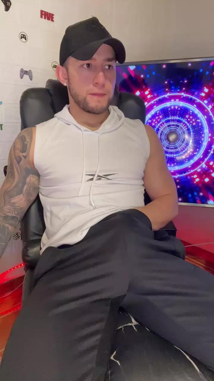 Andrew_wallker on Cam4 