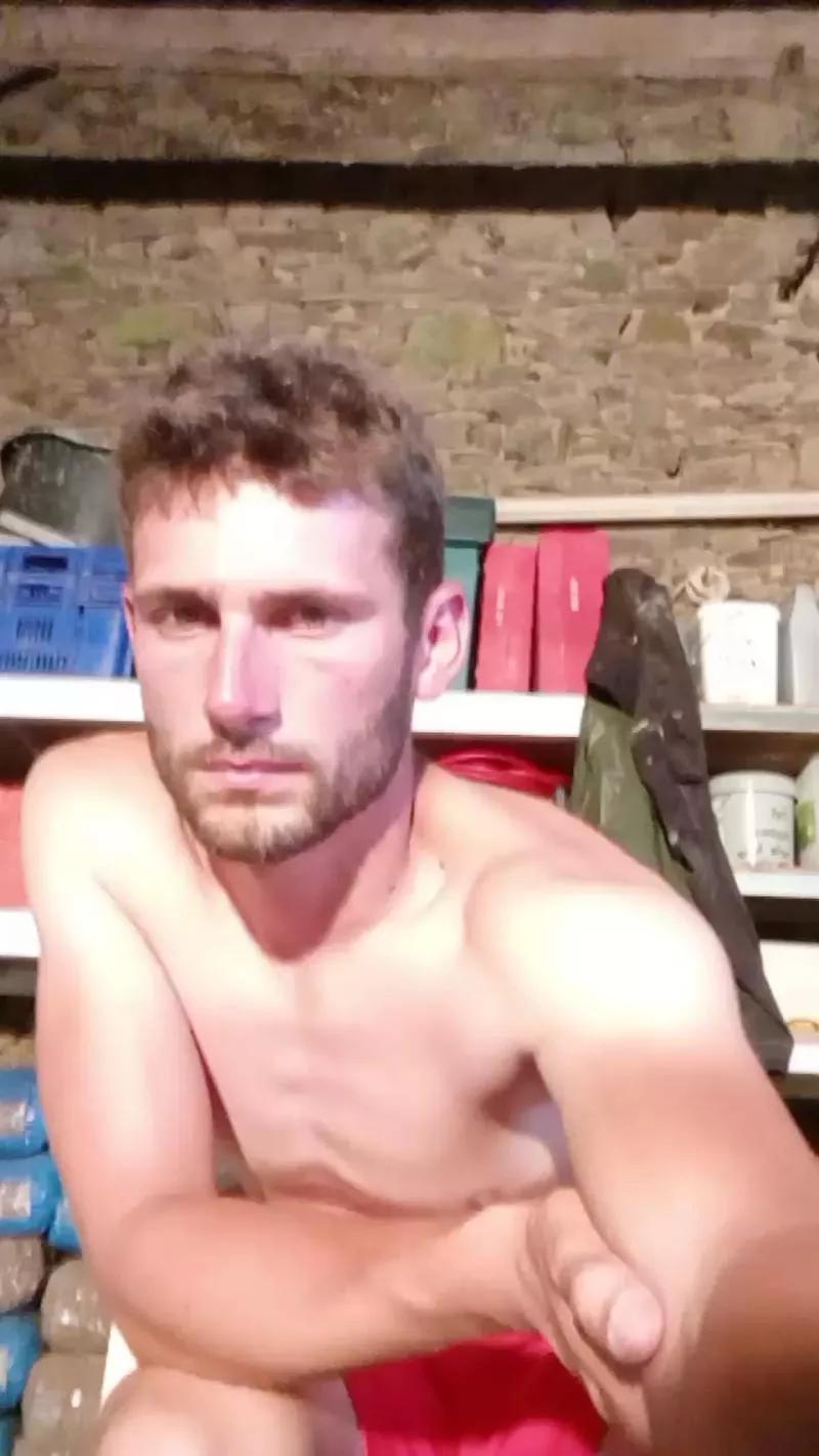 Benitoushow on Cam4 