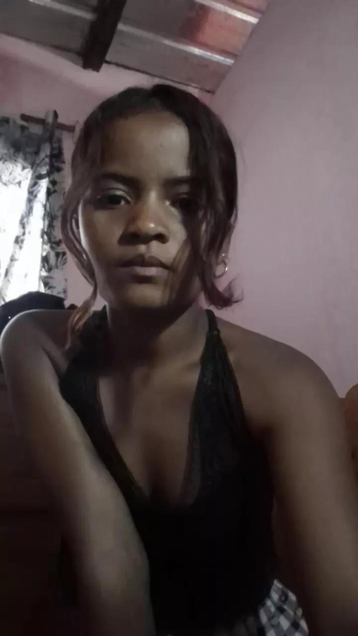 Carinahot02 on Cam4 