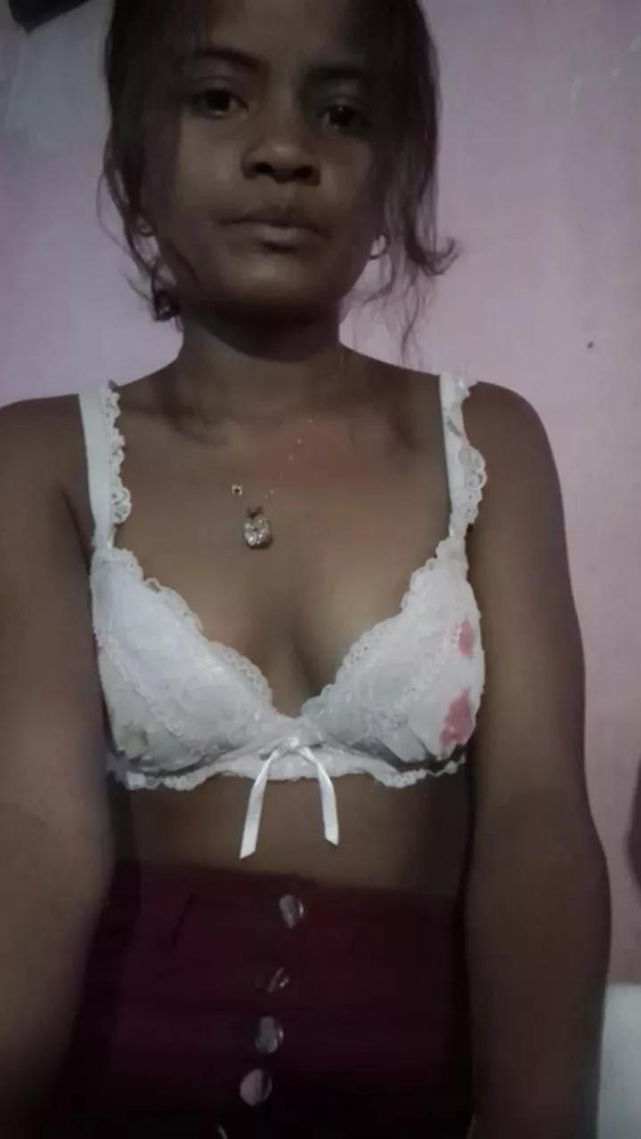 Carinahot02 on Cam4 