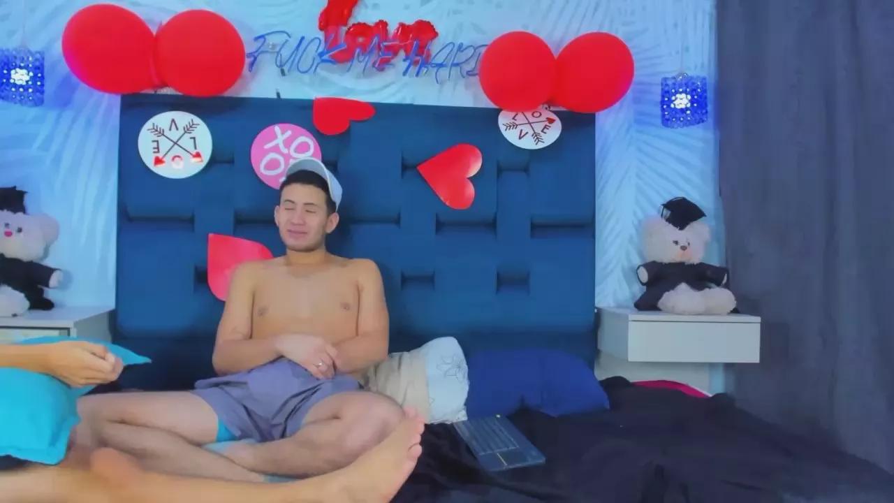COUPLE_YOUNGSEX on Cam4 