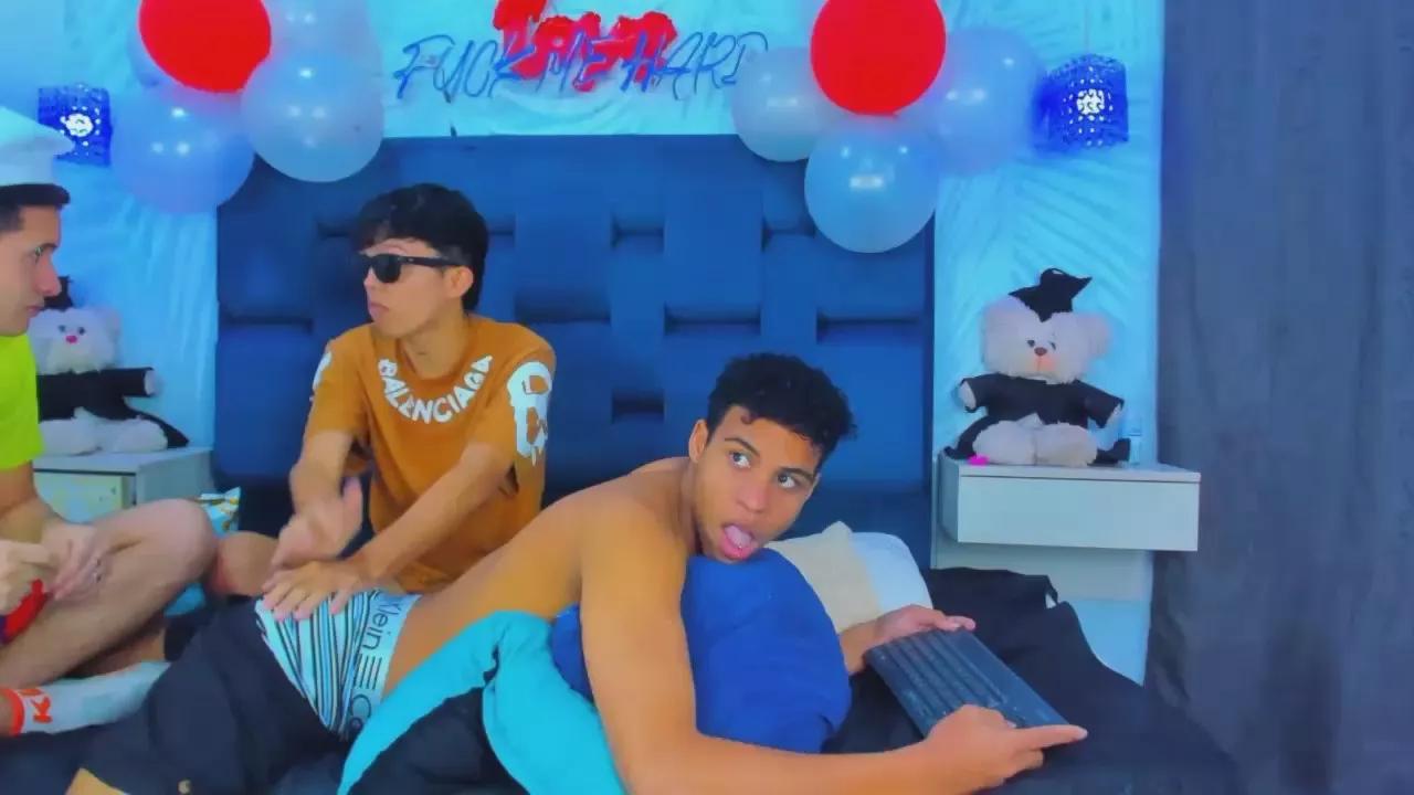 COUPLE_YOUNGSEX on Cam4 