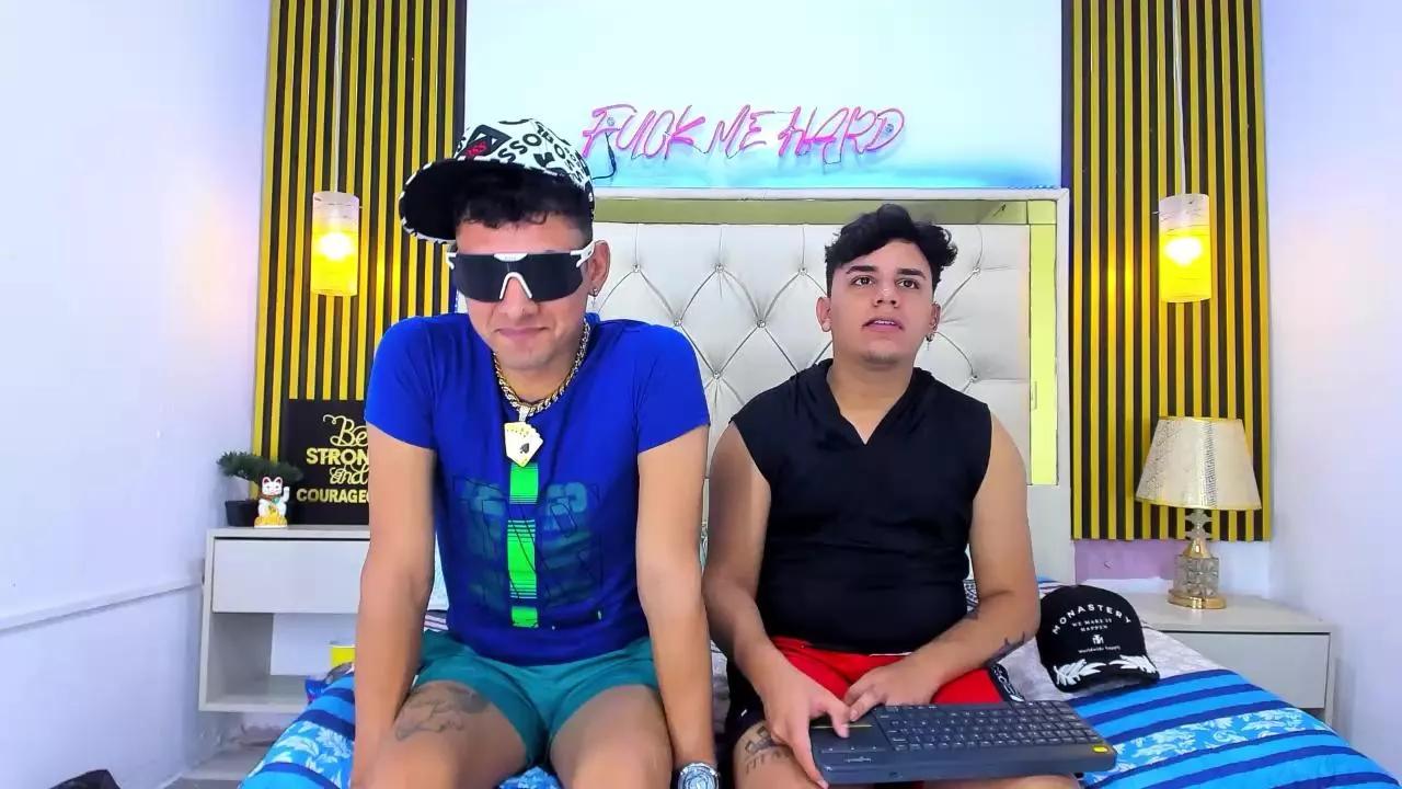 COUPLE_YOUNGSEX on Cam4 