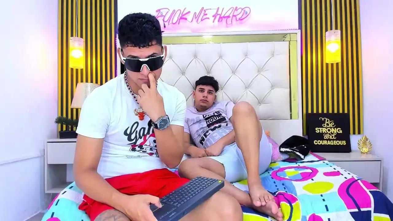 COUPLE_YOUNGSEX on Cam4 