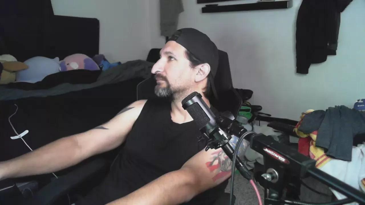 devilPup75 on Cam4 