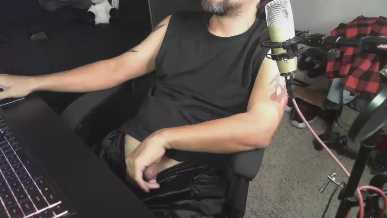 devilPup75 on Cam4 