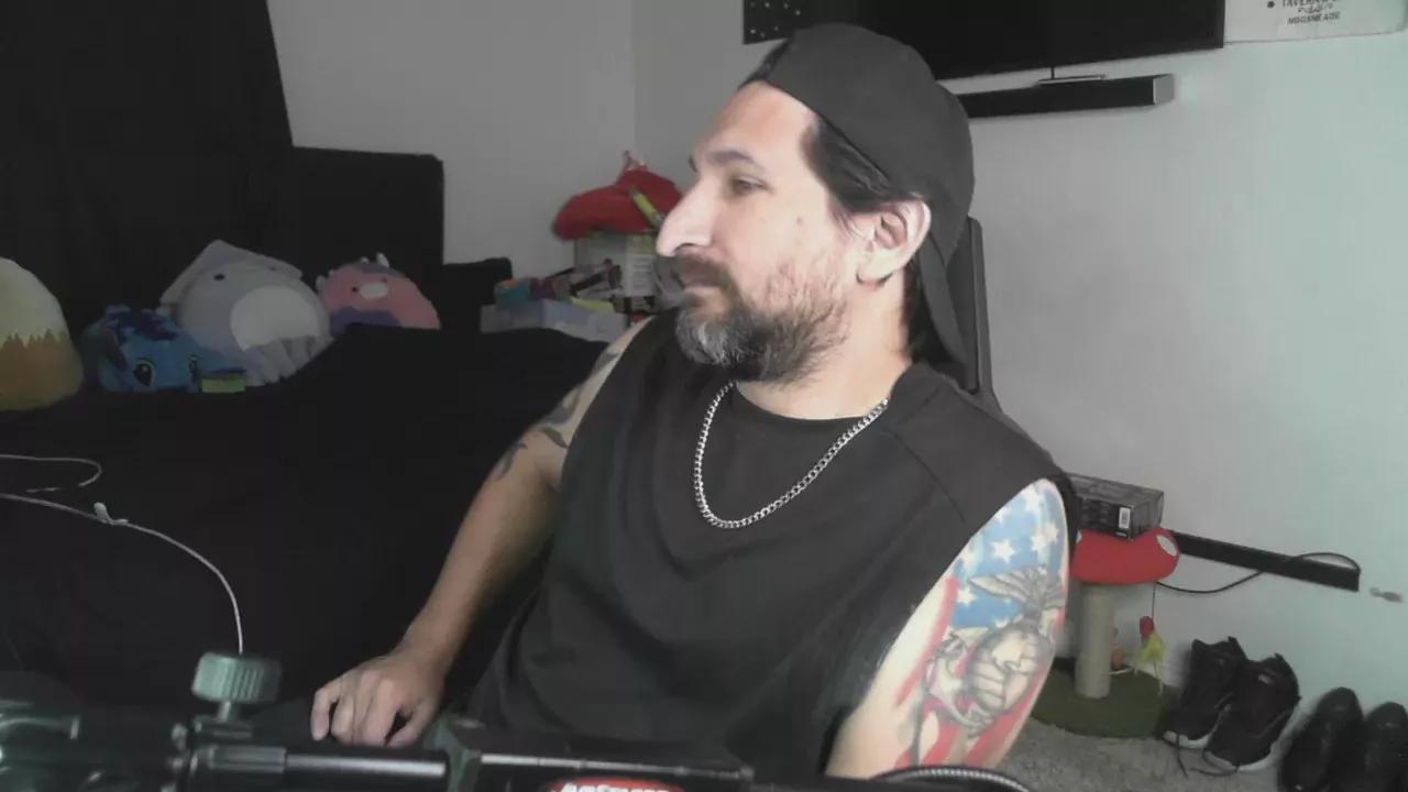 devilPup75 on Cam4 