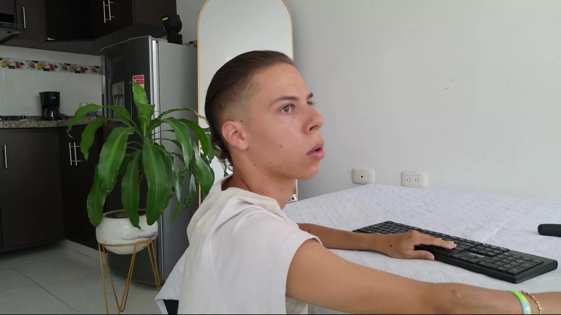 Grey___27 on Cam4 
