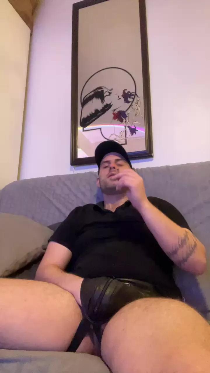 HairyGuy06 on Cam4 