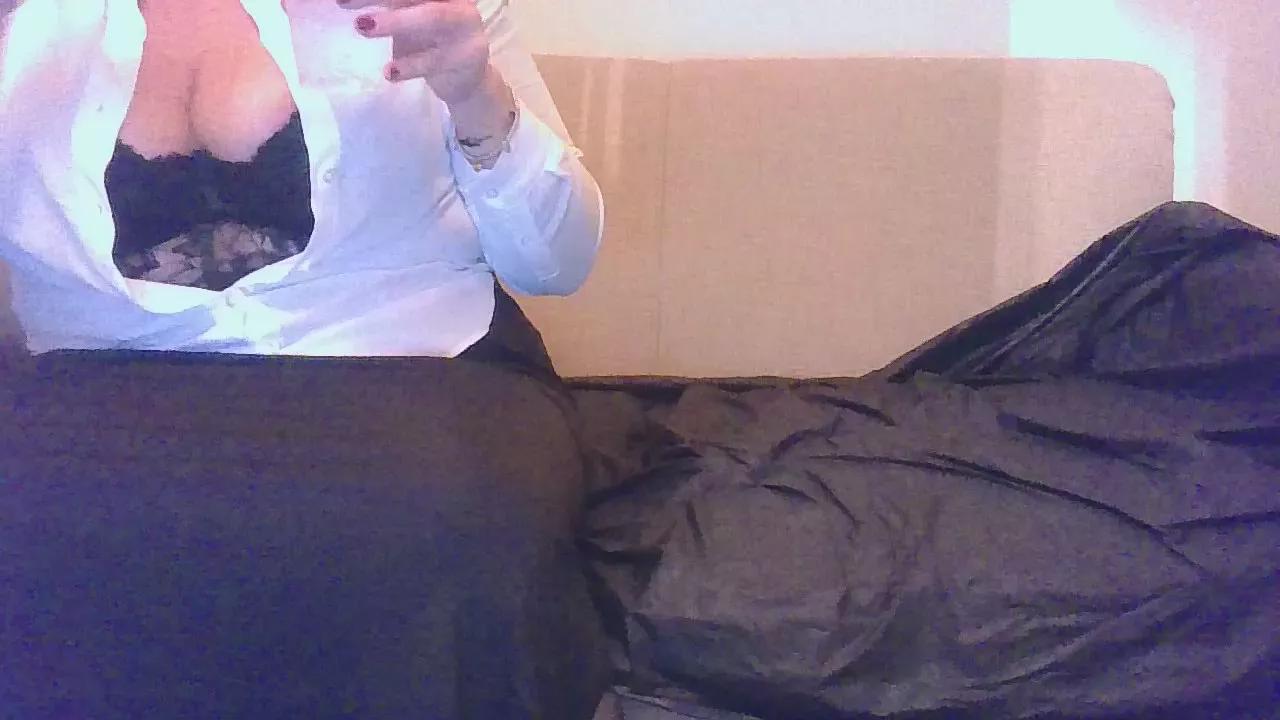 hotlipz_xxx69 on Cam4 
