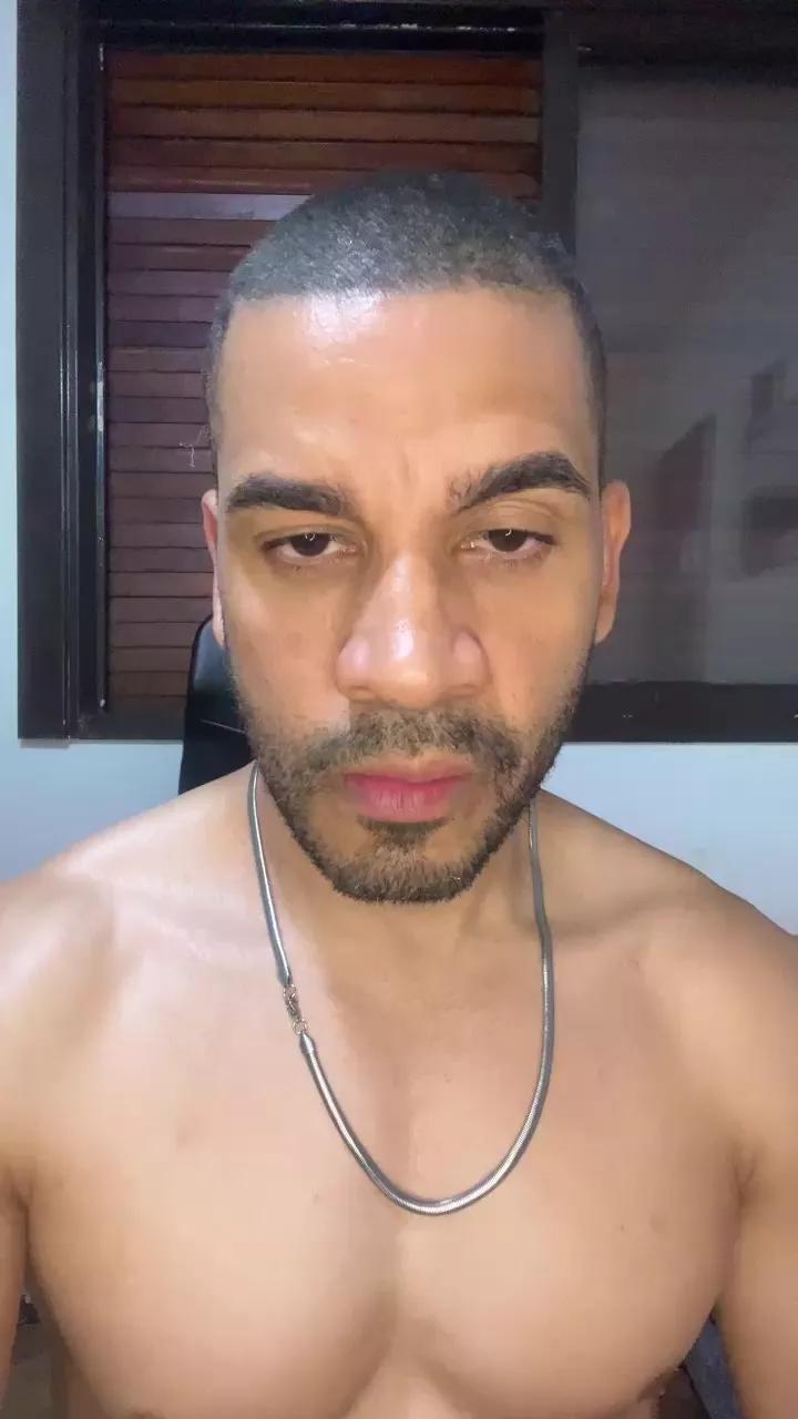 Hotttmateo on Cam4 
