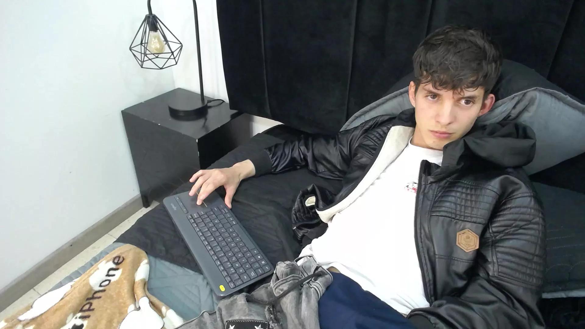 Jheampiero on Cam4 