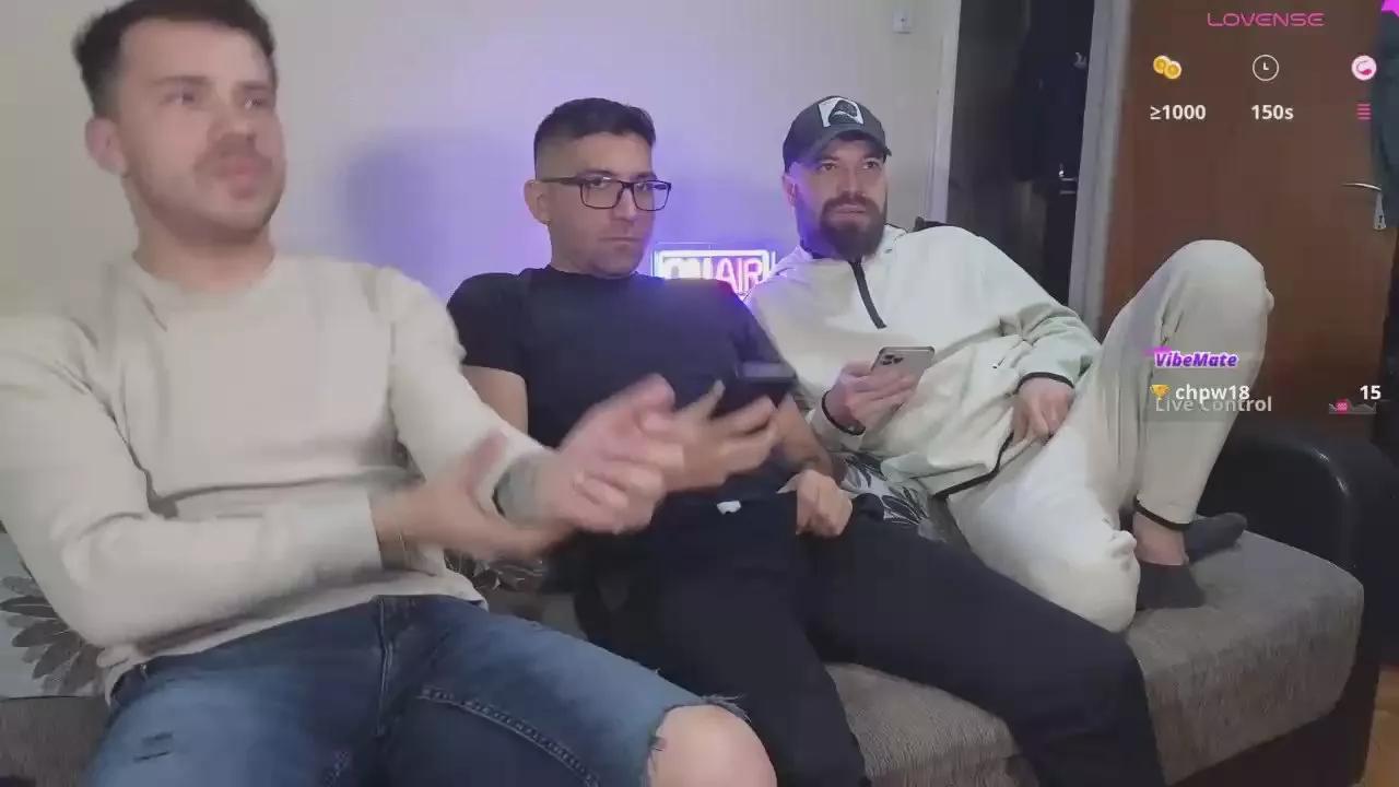 johnnylove22 on Cam4 