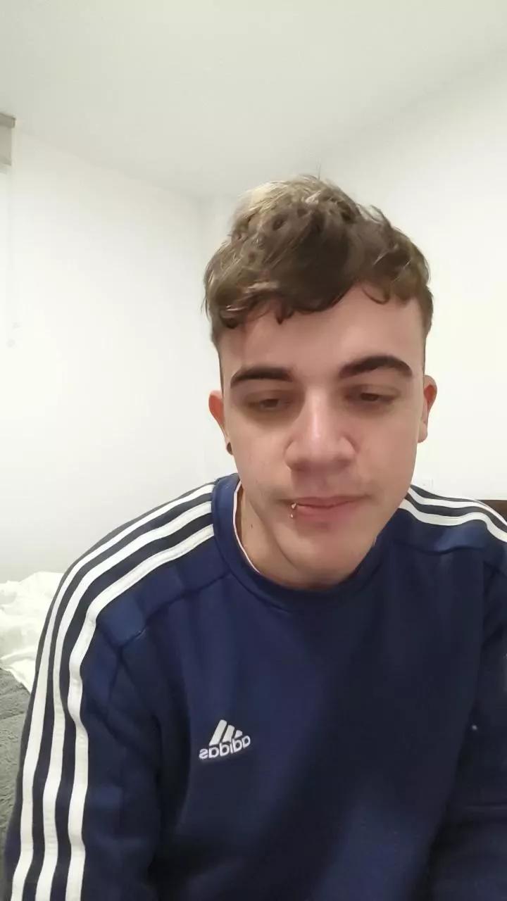 Jovencurioso18_ on Cam4 