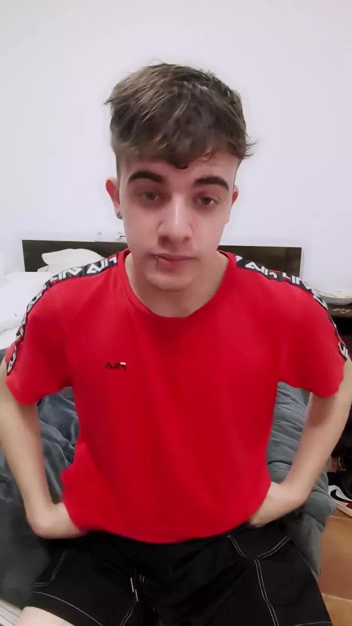 Jovencurioso18_ on Cam4 