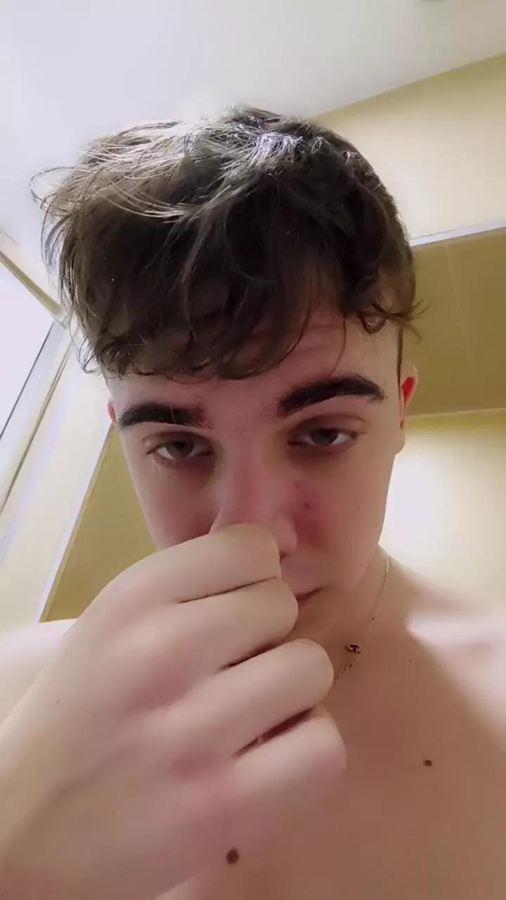 Jovencurioso18_ on Cam4 