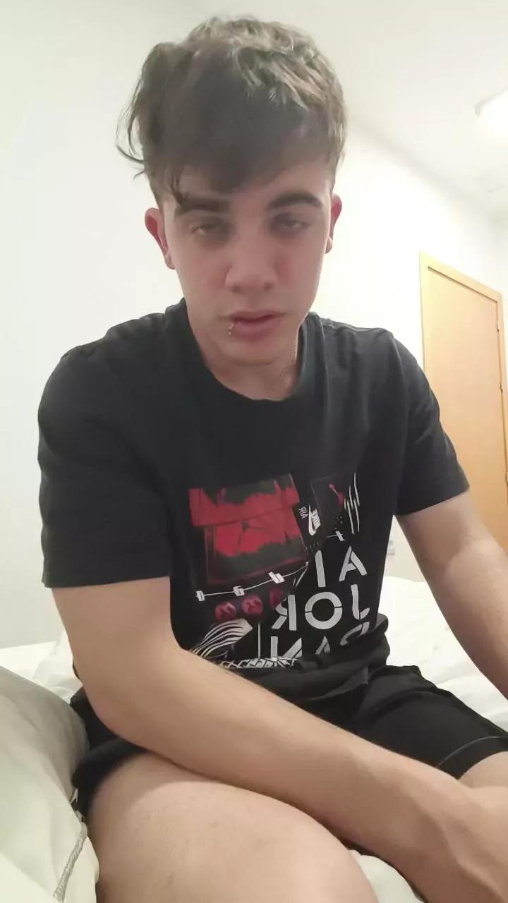 Jovencurioso18_ on Cam4 
