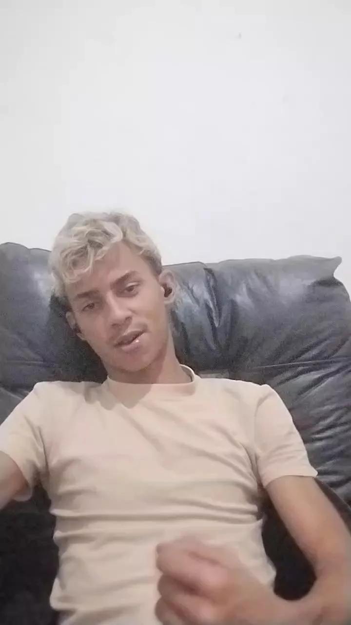 Julioassis on Cam4 