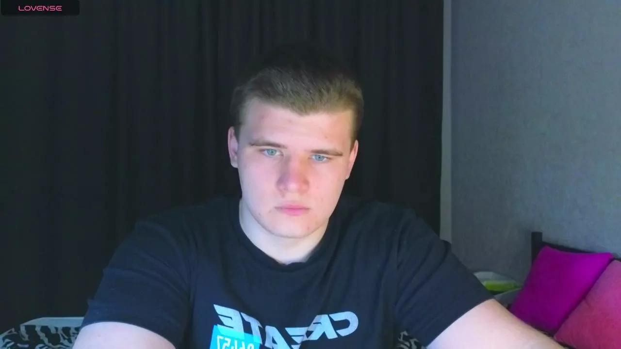 KevinKRYSTALLL on Cam4 