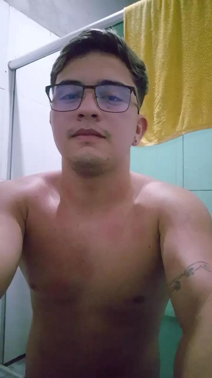 kuro37 on Cam4 