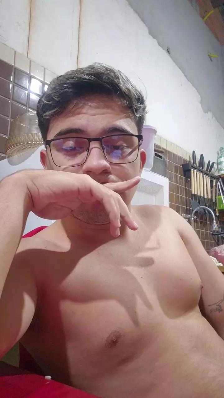 kuro37 on Cam4 