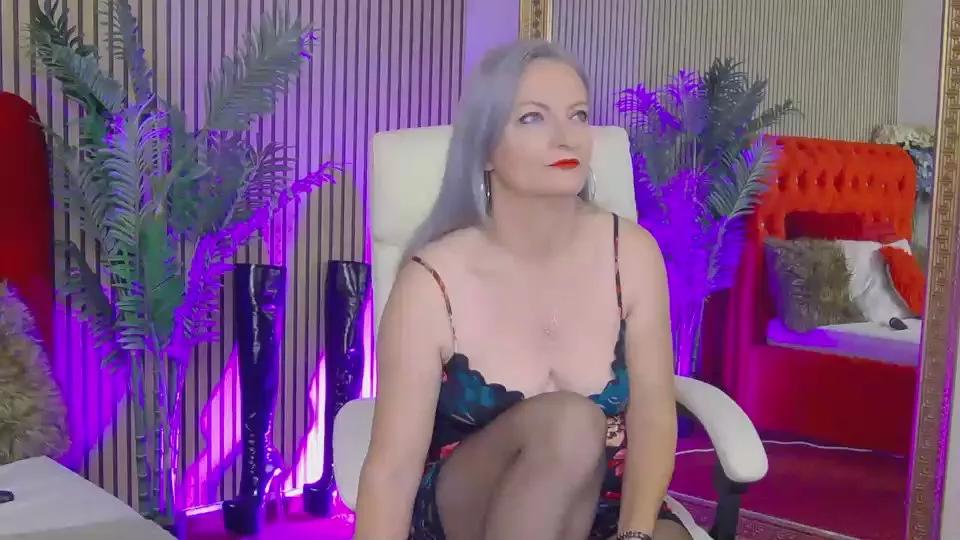 LadyTouch4u on Cam4 