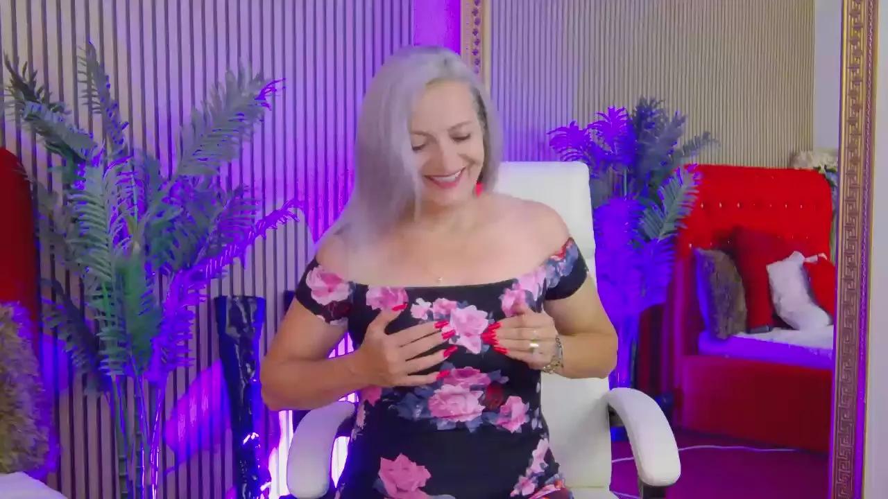 LadyTouch4u on Cam4 