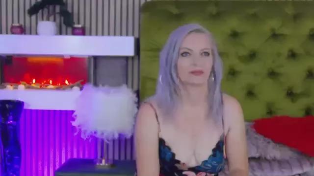 LadyTouch4u on Cam4 