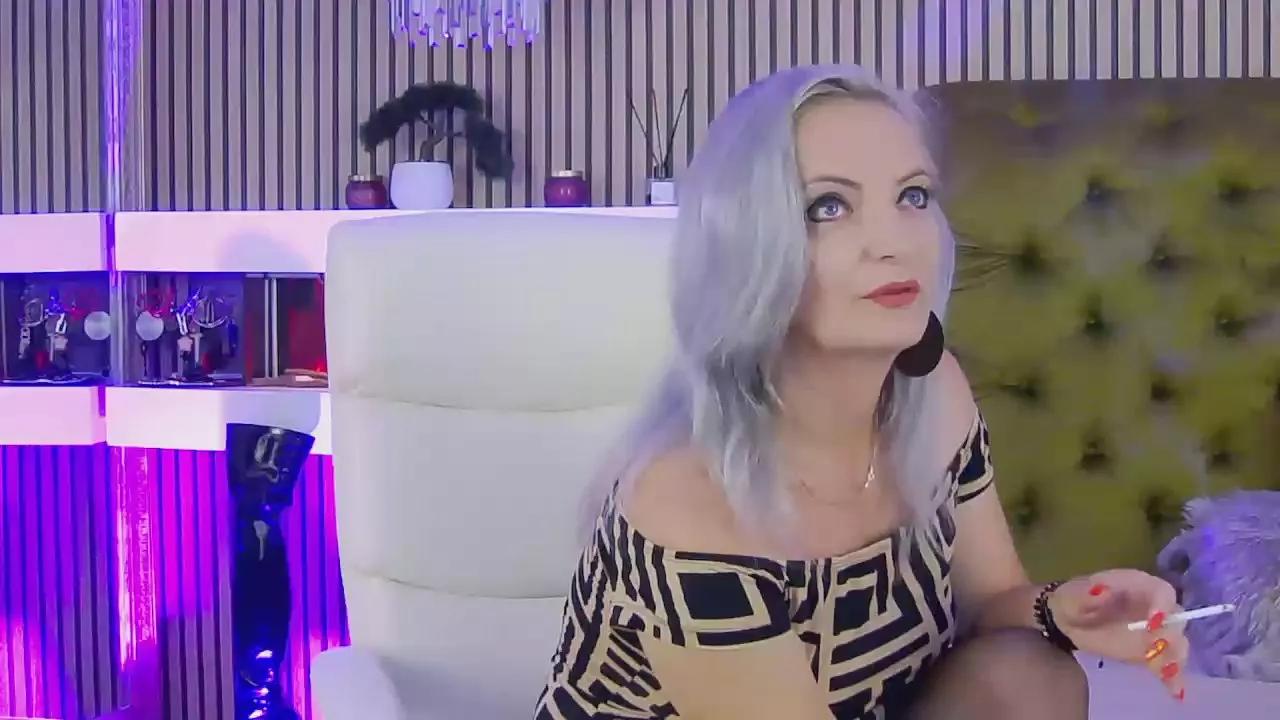 LadyTouch4u on Cam4 