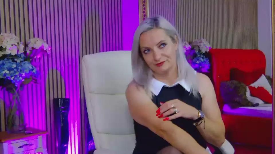 LadyTouch4u on Cam4 