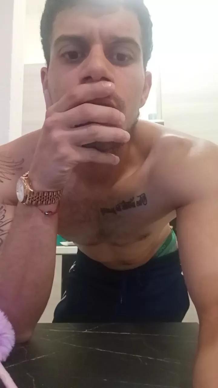 latinbull_hot on Cam4 