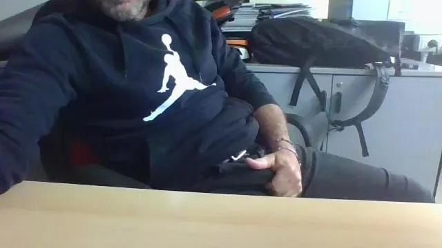 Leo_Hardyman on Cam4 