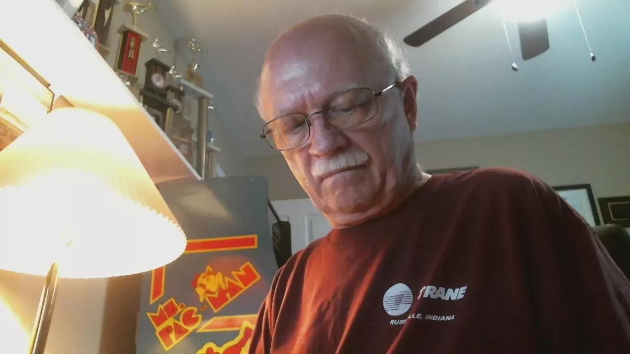 Lowell0420 on Cam4 