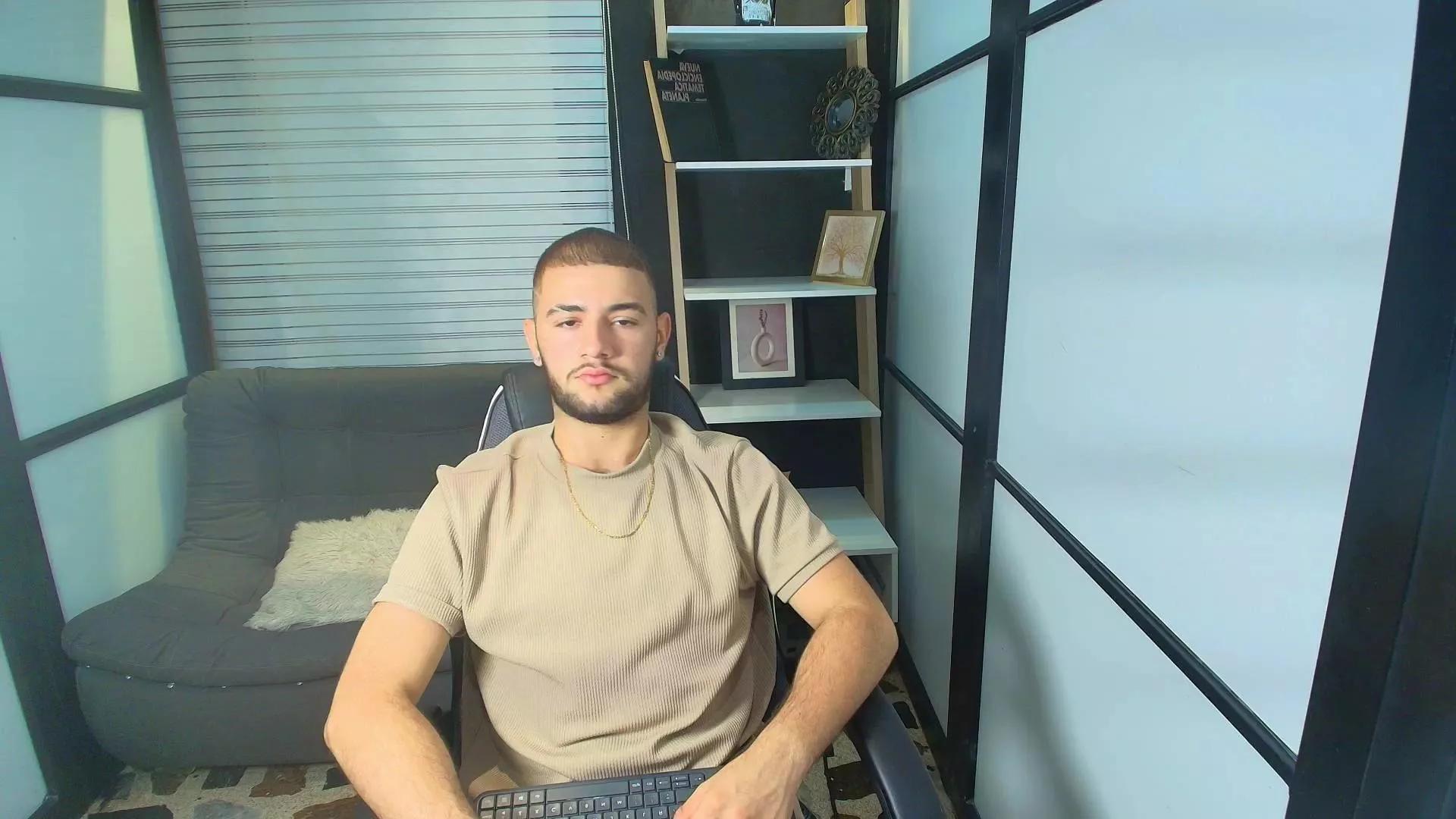 MaximusDicks on Cam4 