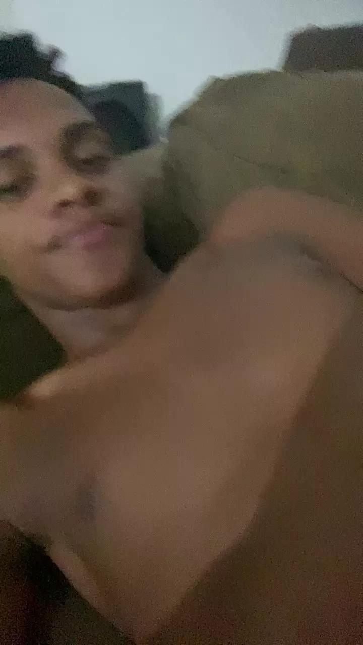 Novinhoode18 on Cam4 