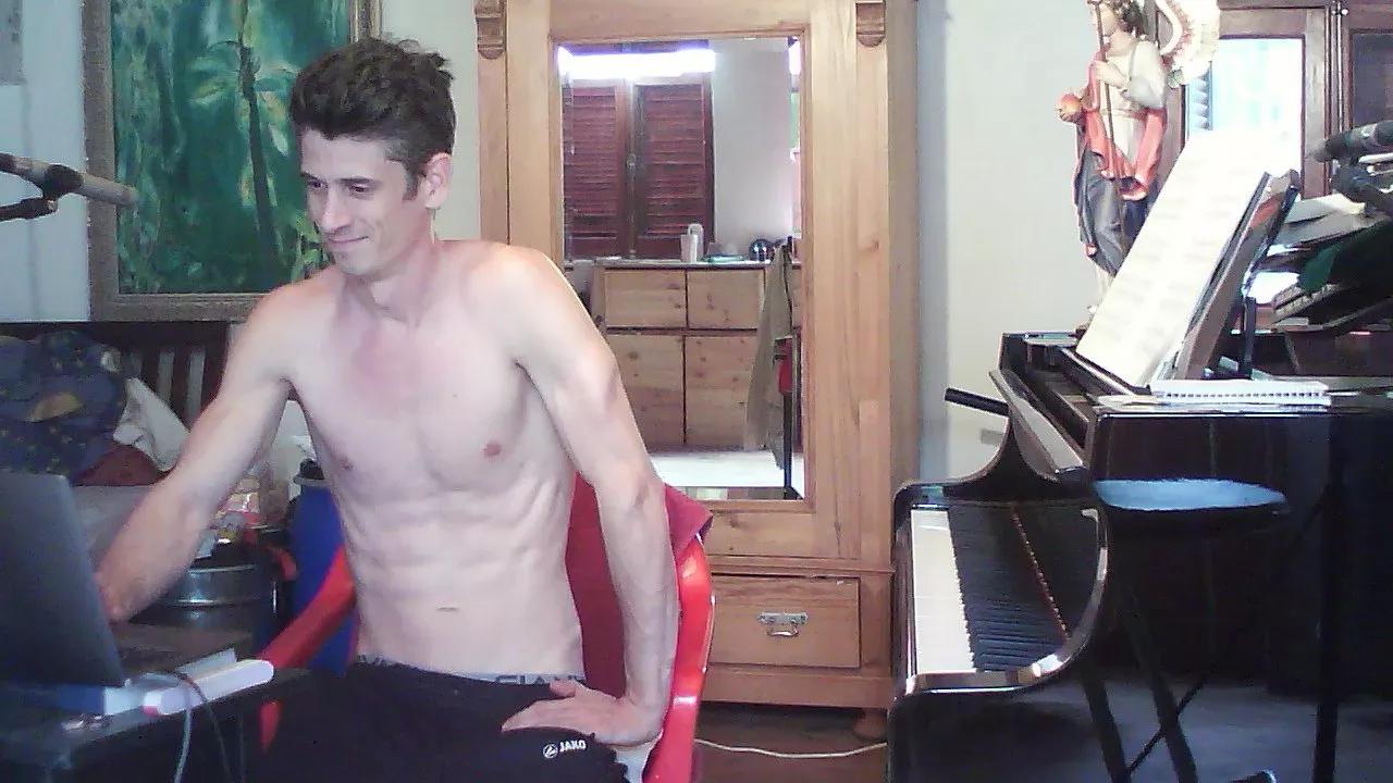 PianoTobe on Cam4 