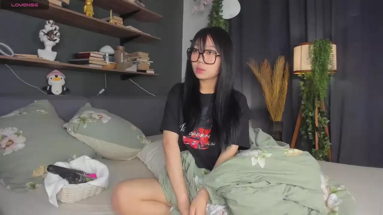 Reds_Roses on Cam4 